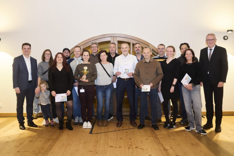 Regierungsrat Daniel Oehry und Patrick Elkuch von der LIHK mit den Gewinnerinnen und Gewinnern des Wettbewerbs.